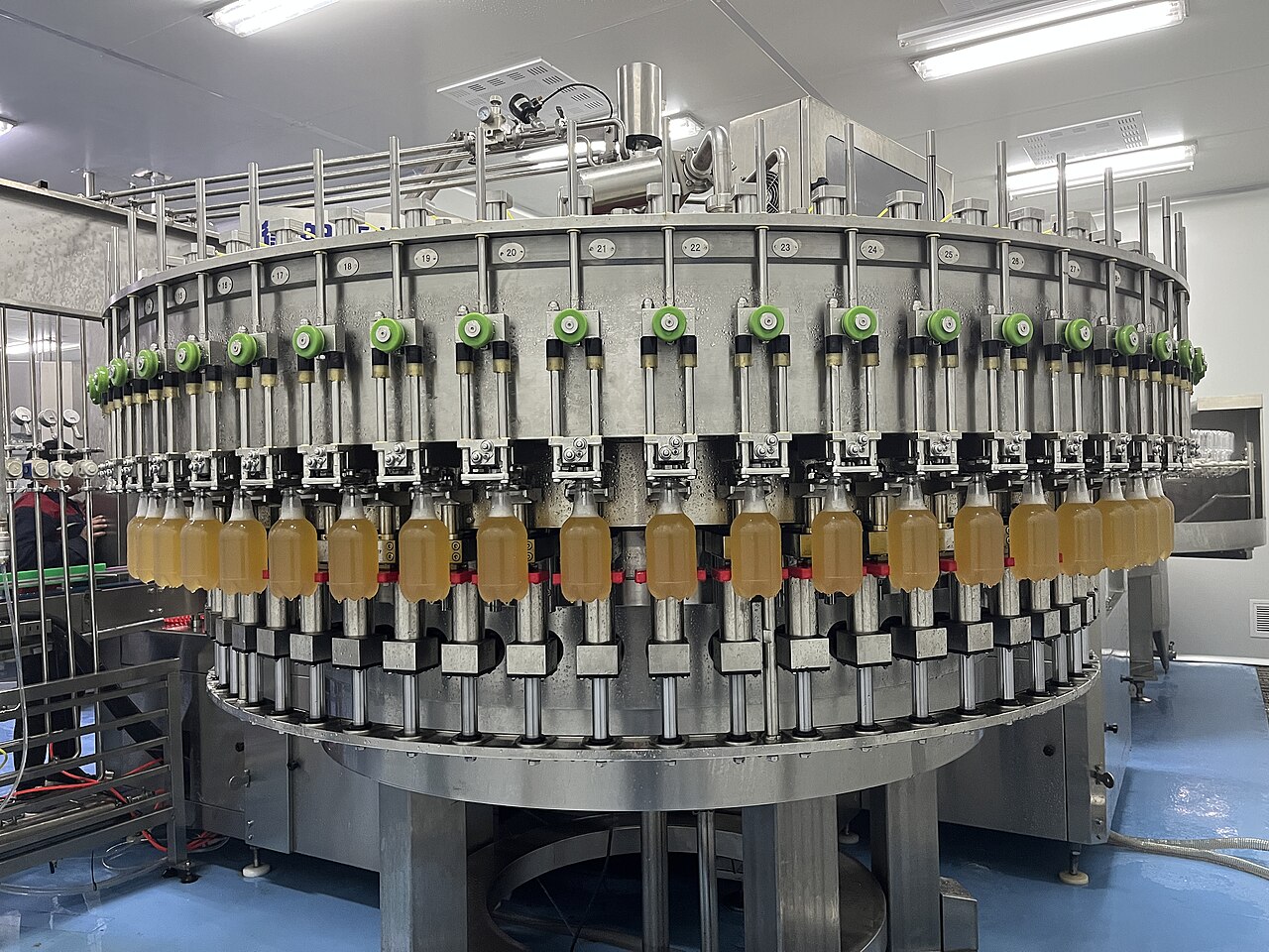 Linha industrial automática realizando o envase de bebidas