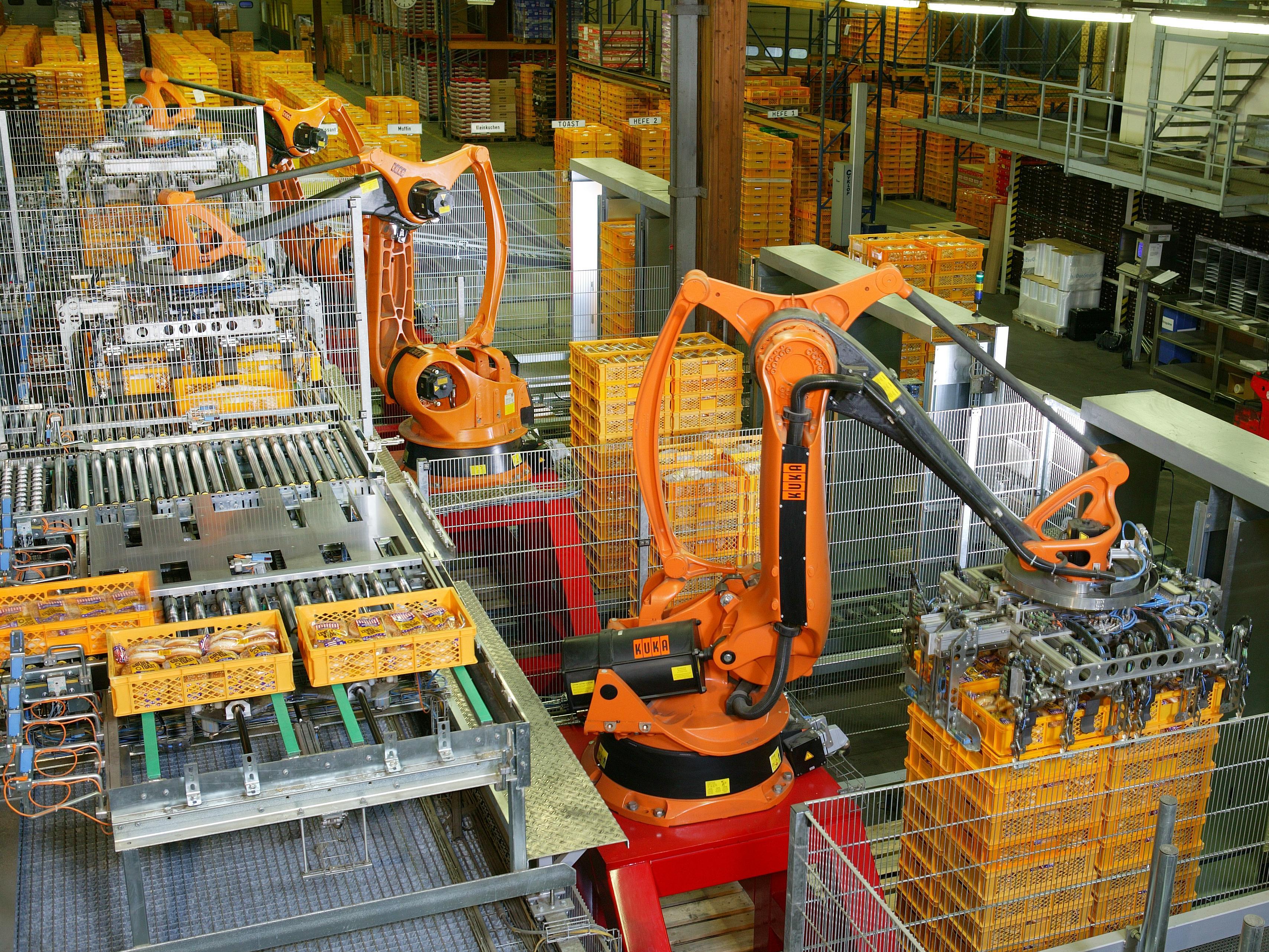 Robôs industriais realizando paletização automatizada